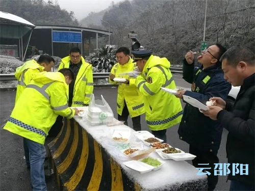 冰雪中,他们抗冰保畅,是最可爱的高速人