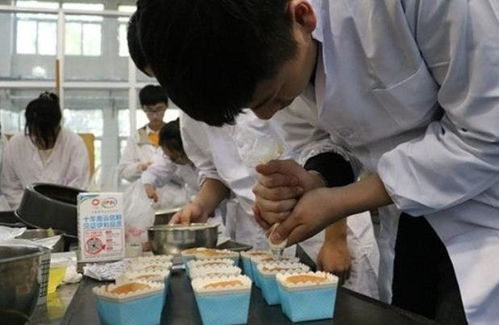 又一热门专业引发关注 学生上课像吃席，书包里不带文具带餐具